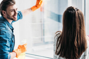 ¿Cómo hacer la limpieza de ventanas y marcos de aluminio?