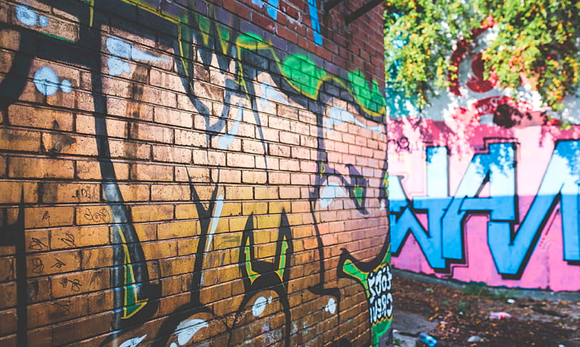 ¿Cómo eliminar un graffiti de una pared?