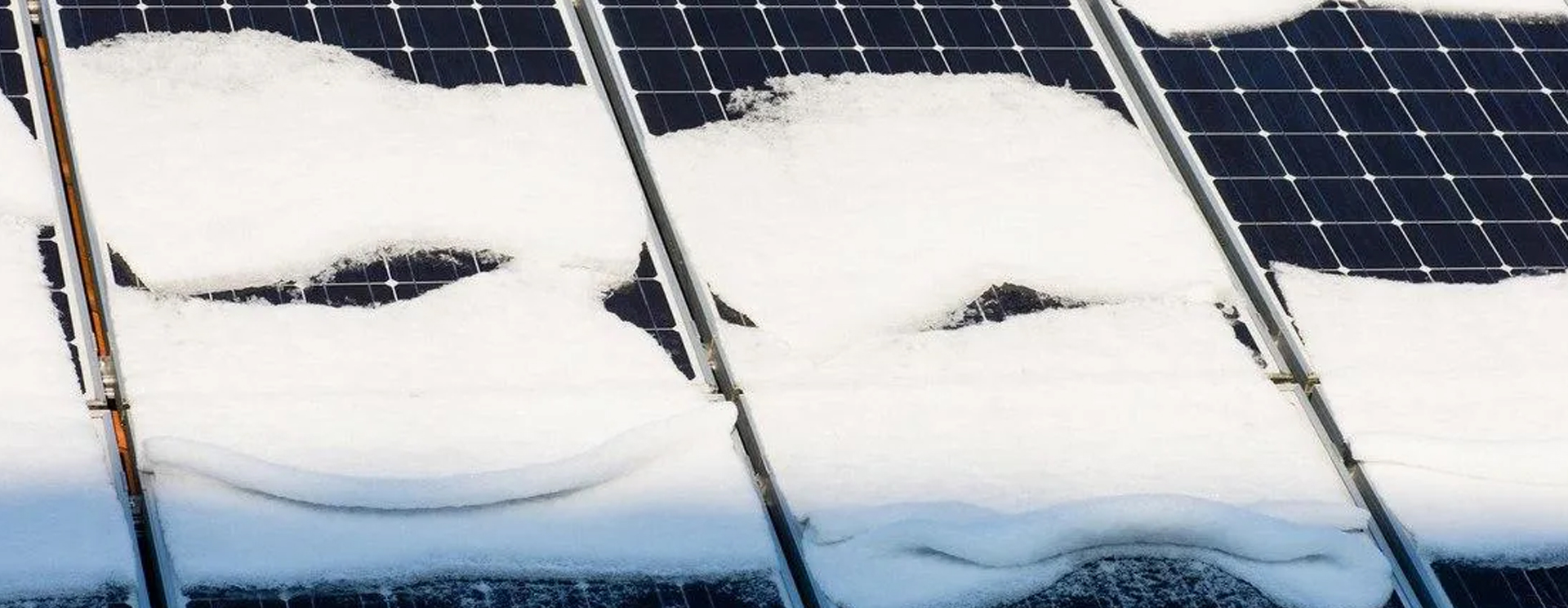 Placas solares con nieve