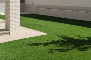 ¿Cómo limpiar el césped artificial?