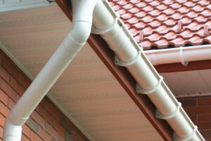 Preserva la integridad de tu hogar: La importancia de la limpieza de tejados y canalones