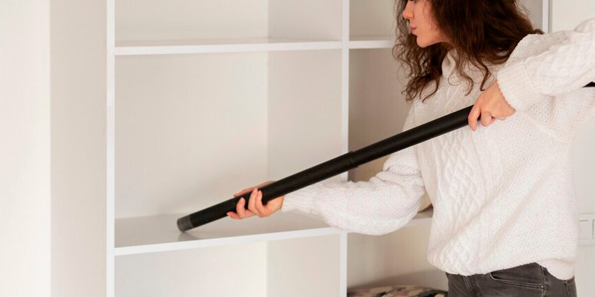 Perchas, cajones y más: cómo organizar y limpiar tu armario