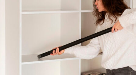 Perchas, cajones y más: cómo organizar y limpiar tu armario